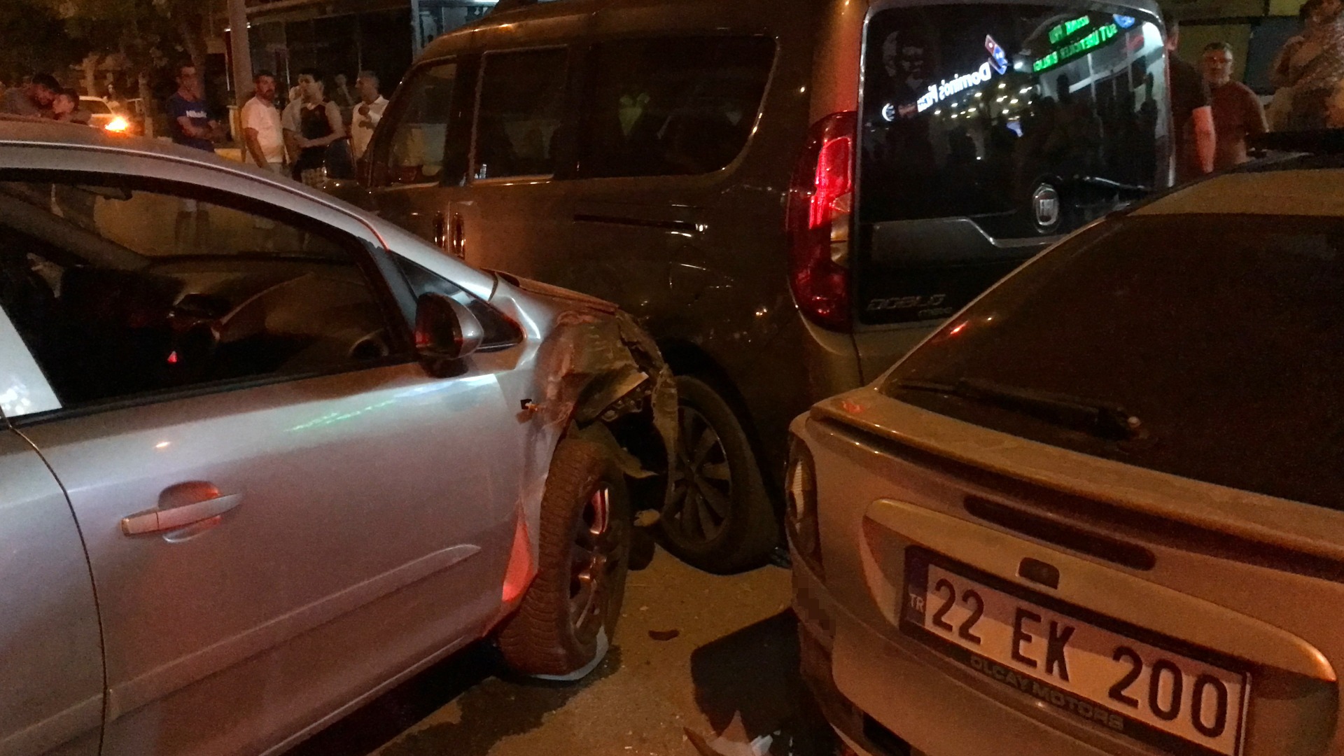 Alkollü sürücü park halindeki araçlara çarptı: 1 yaralı