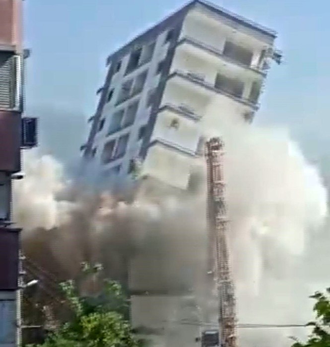 İzmir’de depremde hasar gören binanın yıkımı paniğe yol açtı. 10 katlı bina yerle bir oldu