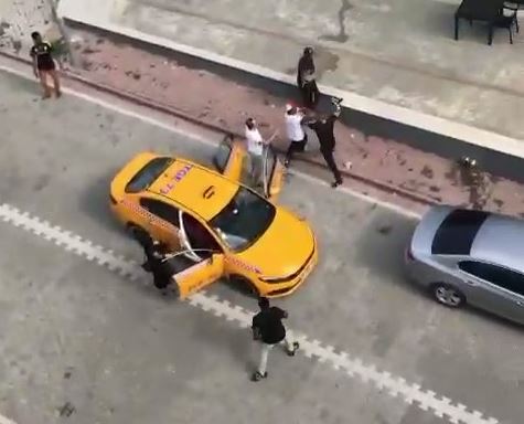 Taşlı sopalı taksimetre kavgası. Yabancı müşterilere taksicilerin kavgası dakikalarca sürdü