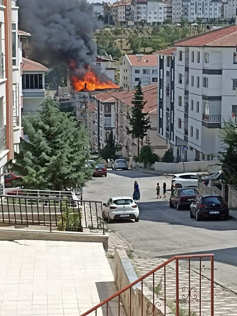 Ankara'da binanın çatısında yangın