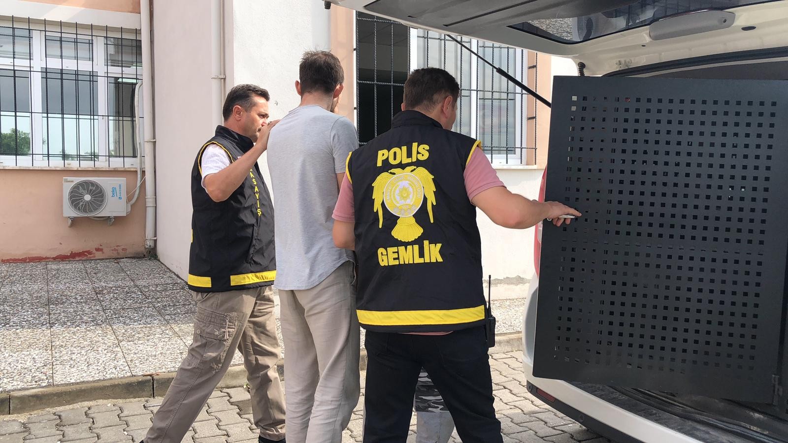 Bursa'da evlerin su saatini çalan hırsızlar yakalandı