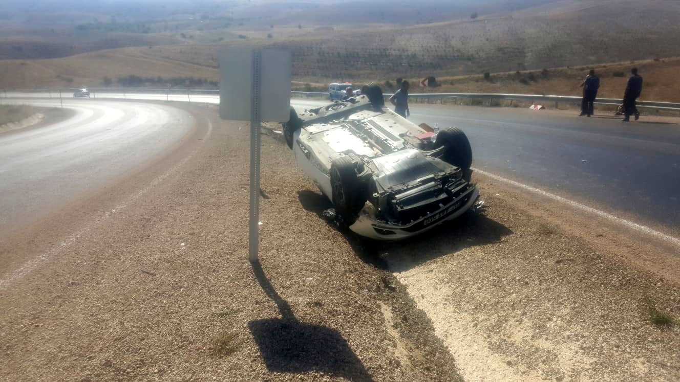 Sivas'ta takla atıp ters dönen aracın sürücüsü yaralandı