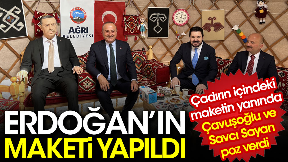 Erdoğan'ın maketi yapıldı. Çadırın içindeki maketin yanında Çavuşoğlu ve Savcı Sayan poz verdi