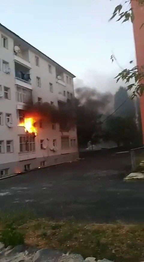 5 katlı binayı saran yangın korkuttu