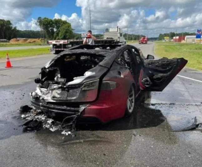 Tesla araç yolda giderken bir anda yanmaya başladı