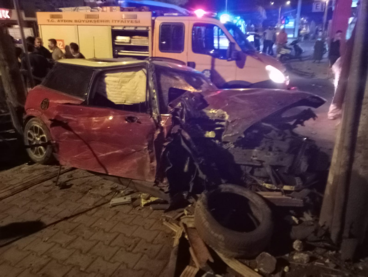 Aydın'da otomobil tıra çarparak takla attı: 3 yaralı