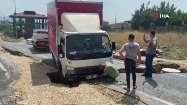 Beylikdüzü’nde yağmur sonrası yol çöktü, kamyonet içine düştü