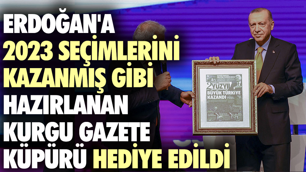 Erdoğan'a 2023 seçimlerini kazanmış gibi hazırlanan kurgu gazete küpürü hediye edildi