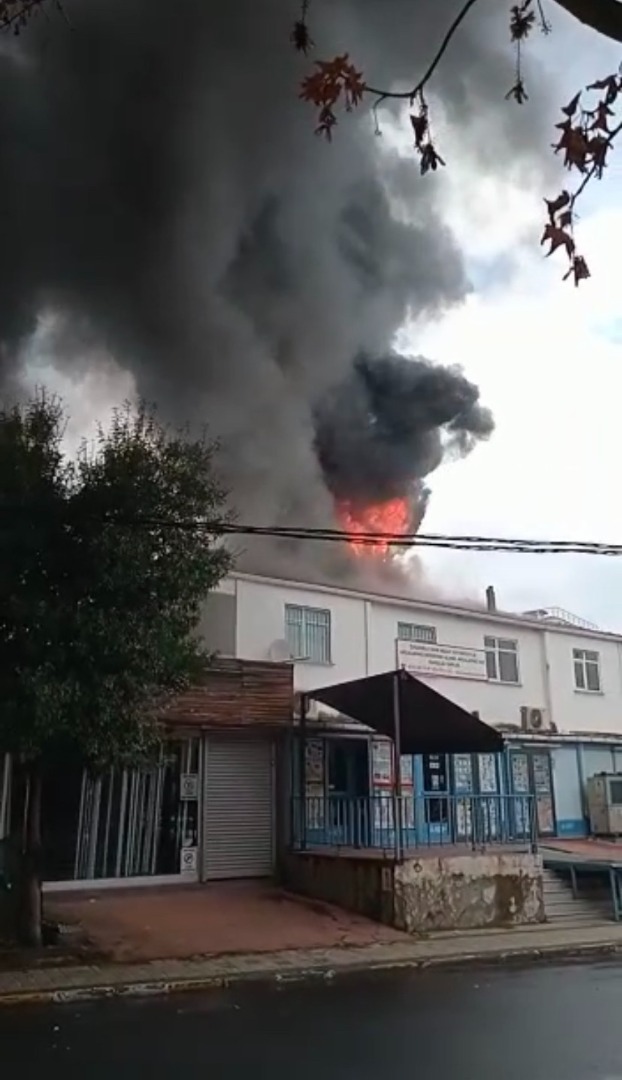 Sancaktepe'de çatı yangını