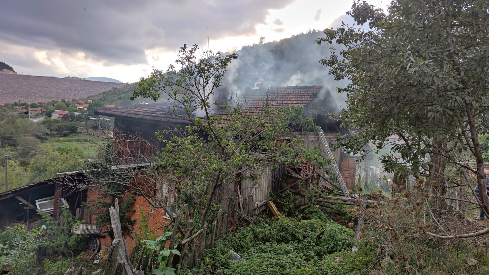 Bolu’da iki katlı ahşap ev alev alev yandı