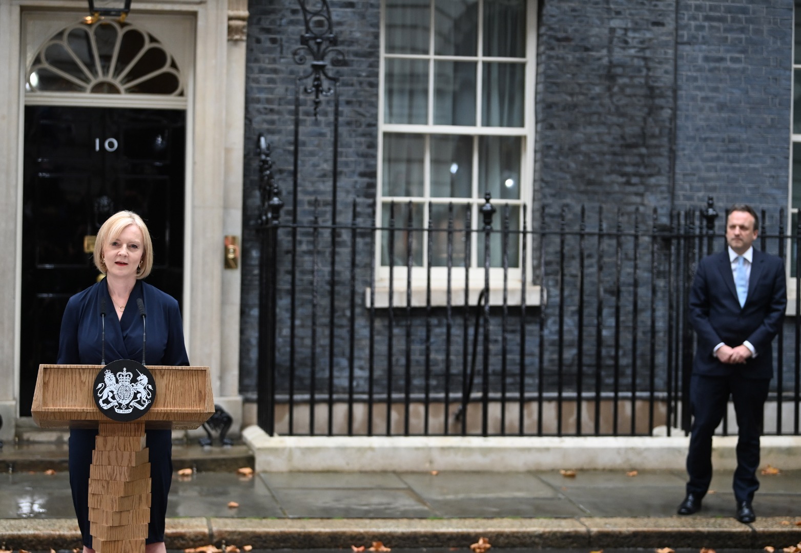İngiltere'nin yeni başbakanı Liz Truss'a ayağının tozuyla şok protesto. Neye uğradığını şaşırdı