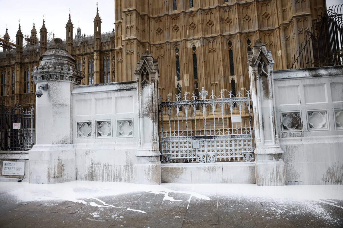 Londra'da saldırı: Parlamento binasını boyadılar