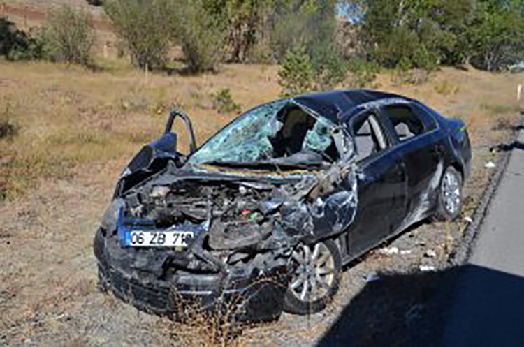 Sivas’ta otomobil tıra arkadan çarptı: 5 yaralı