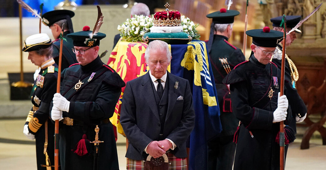 Kraliçe'ye veda kuyruğu. 20 Bin kişi ll.Elizabeth'in tabutunu görmek için sıra bekledi