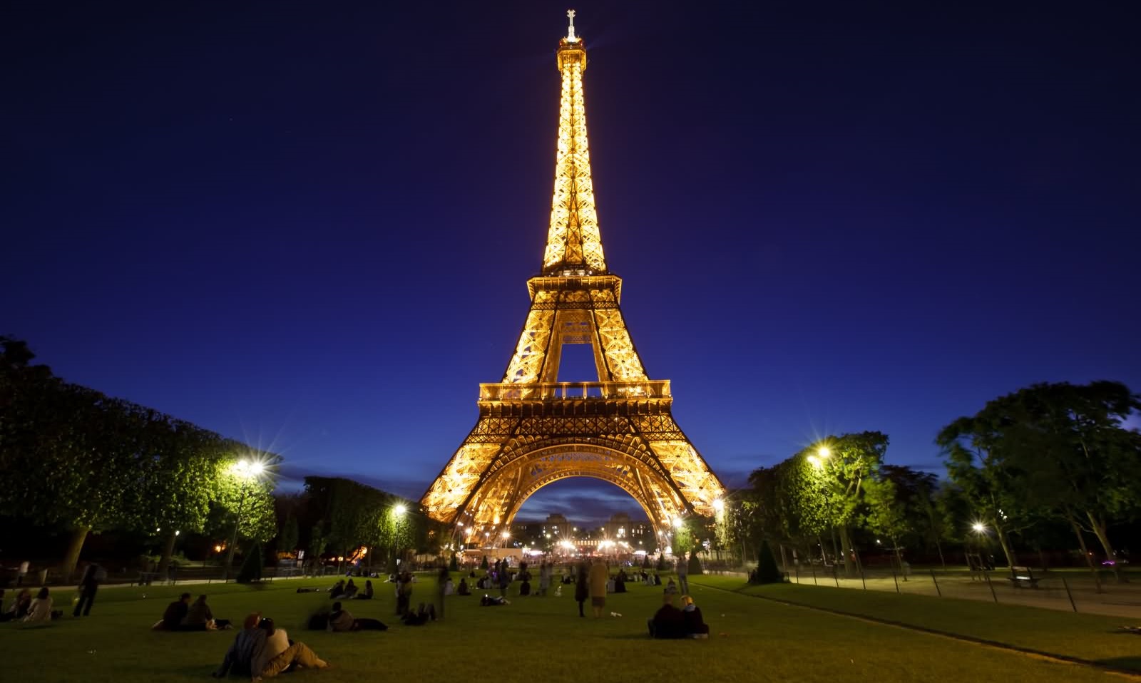 Paris Belediyesi'nden enerji tasarrufu kararı: Eyfel Kulesi gece yarısı olmadan kararacak