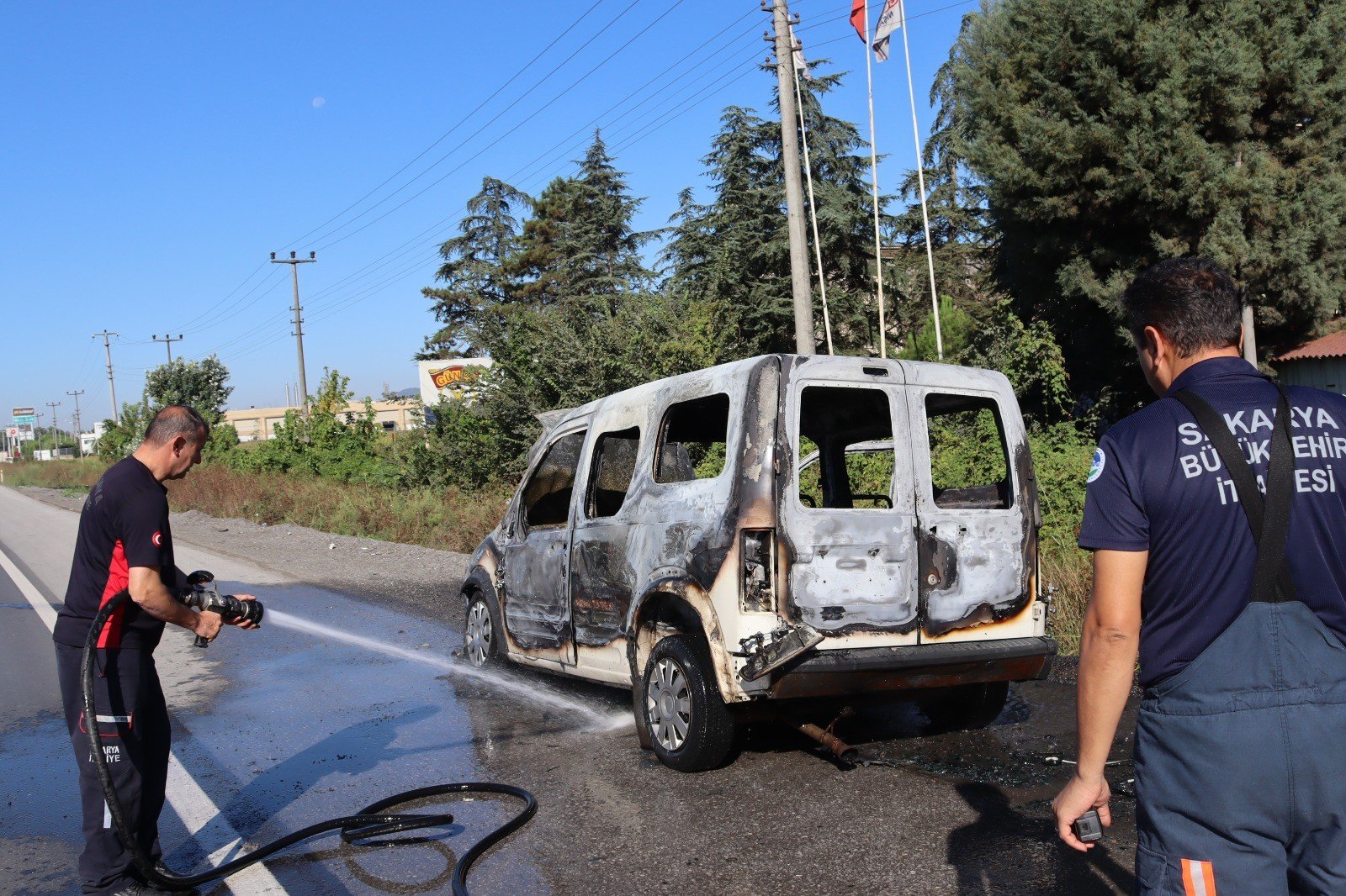 Sakarya'da hafif ticari araç alev alev yandı