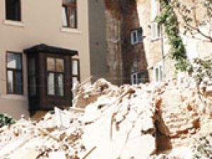 Beyoğlu’nda boş bina çöktü!