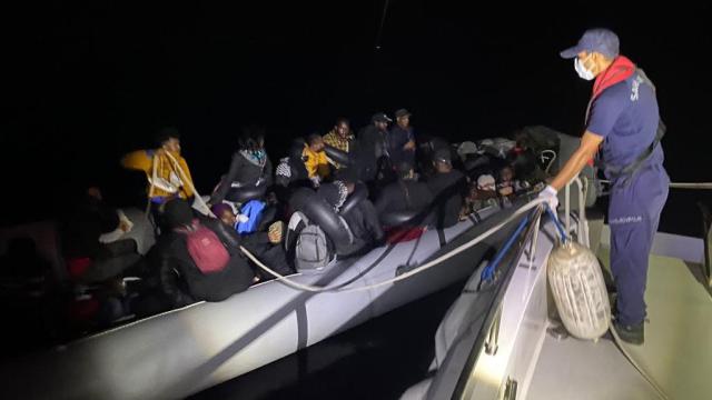 İzmir'de geri itilen 47 düzensiz göçmen kurtarıldı, 54 göçmen yakalandı