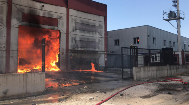 İzmir'de kozmetik fabrikasında yangın çıktı. Yangına ekipler müdahale ediyor