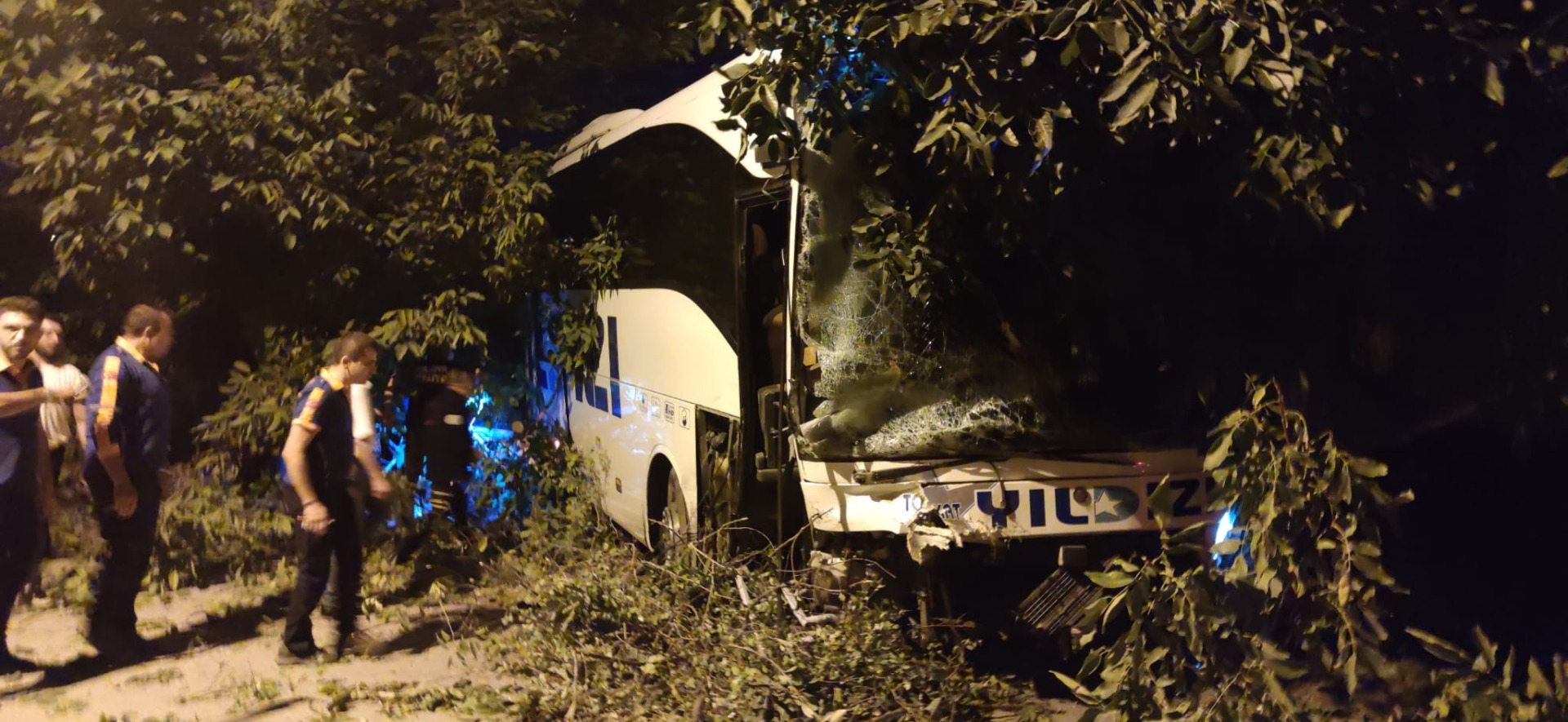 Şehirlerarası yolcu otobüsü ile kamyonet çarpıştı: 2 ölü, 8 yaralı