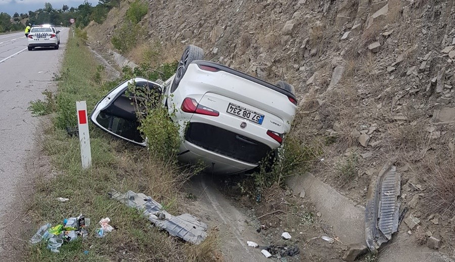 Sinop’ta otomobil devrildi: 3’ü çocuk 5 kişi yaralandı