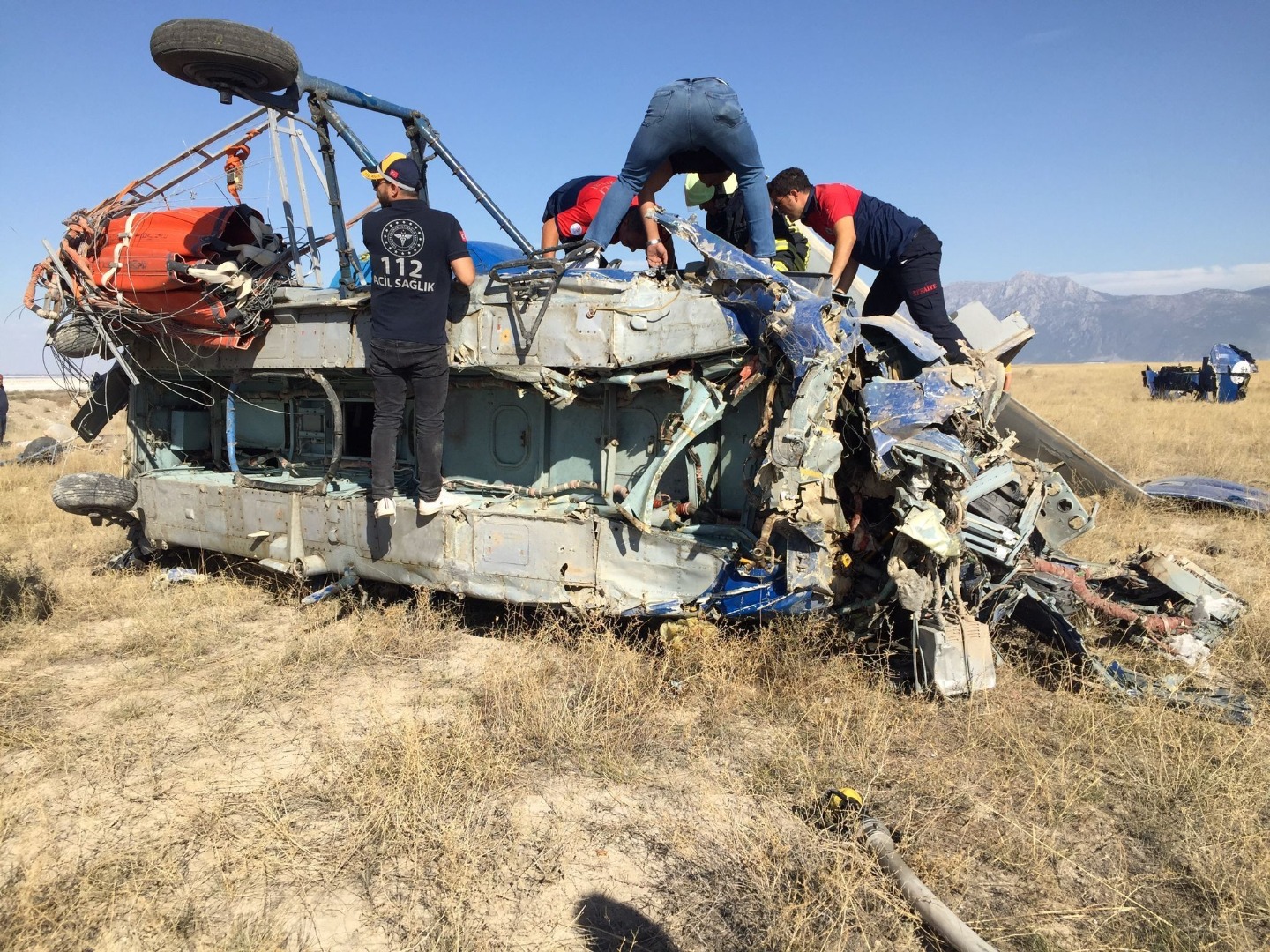 Helikopter kazasında ölen 2 Rus personelin cansız bedenlerine ulaşıldı  