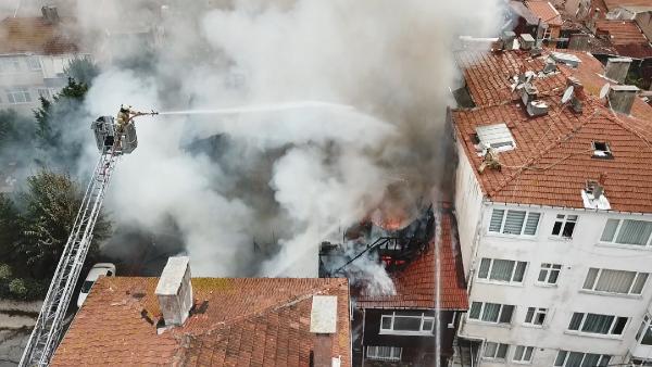 Beykoz'da ahşap bina alev alev yandı