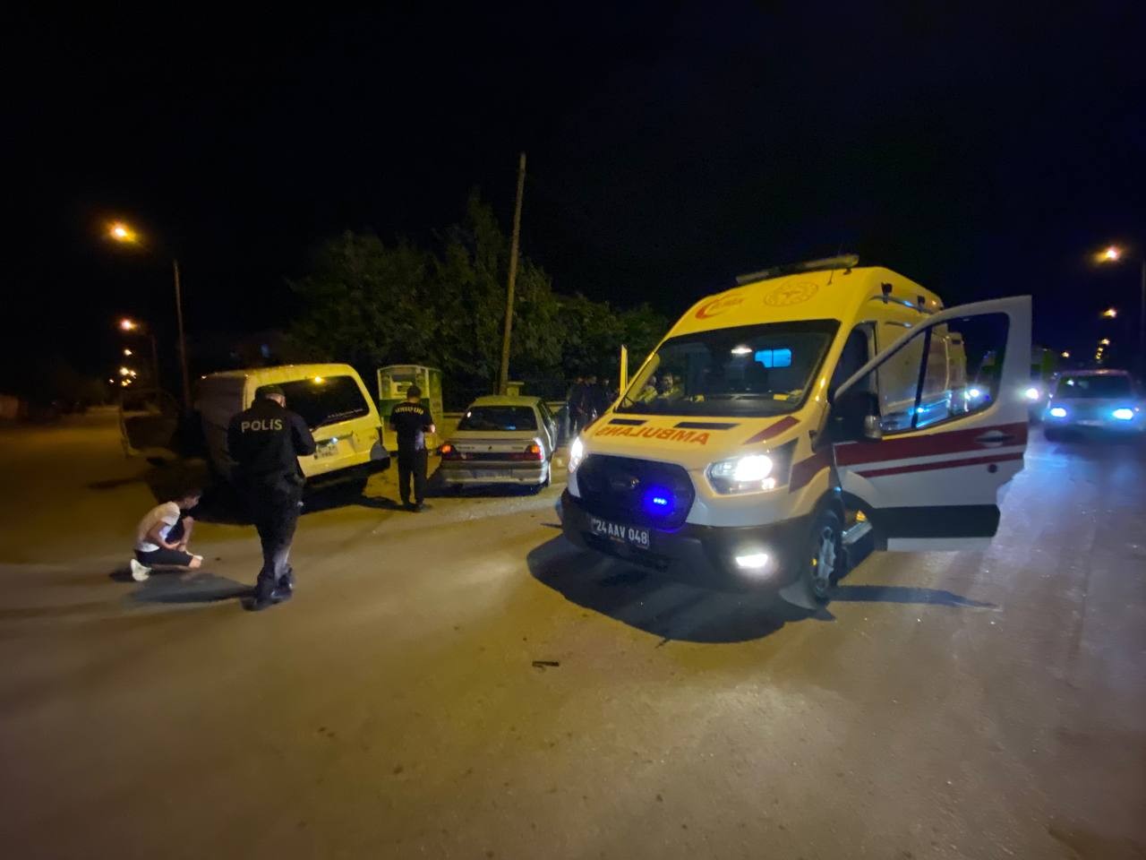 Erzincan’da minibüs ile otomobil çarpıştı: 3 yaralı