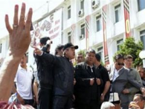 Kırgızistan’da göstericiler valilik binasını bastı