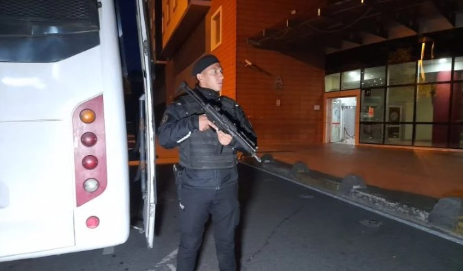 Bakırköy'de hastane önünde silahlı saldırı. Ölü ve yaralılar var