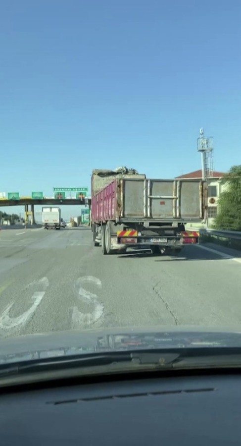 Tuzla’da yan yan ilerleyen kamyon gişelere çarptı