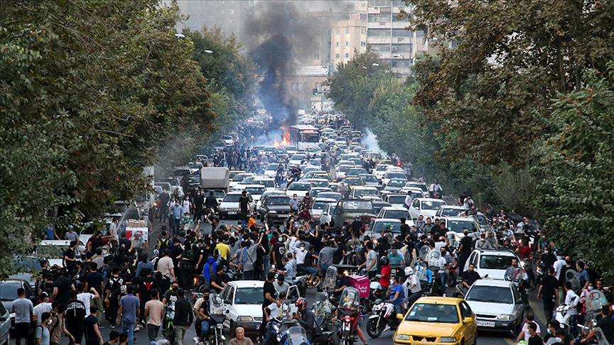 Mahsa Emini'nin ardından başlayan protestolar devam ediyor. 120 gözaltı