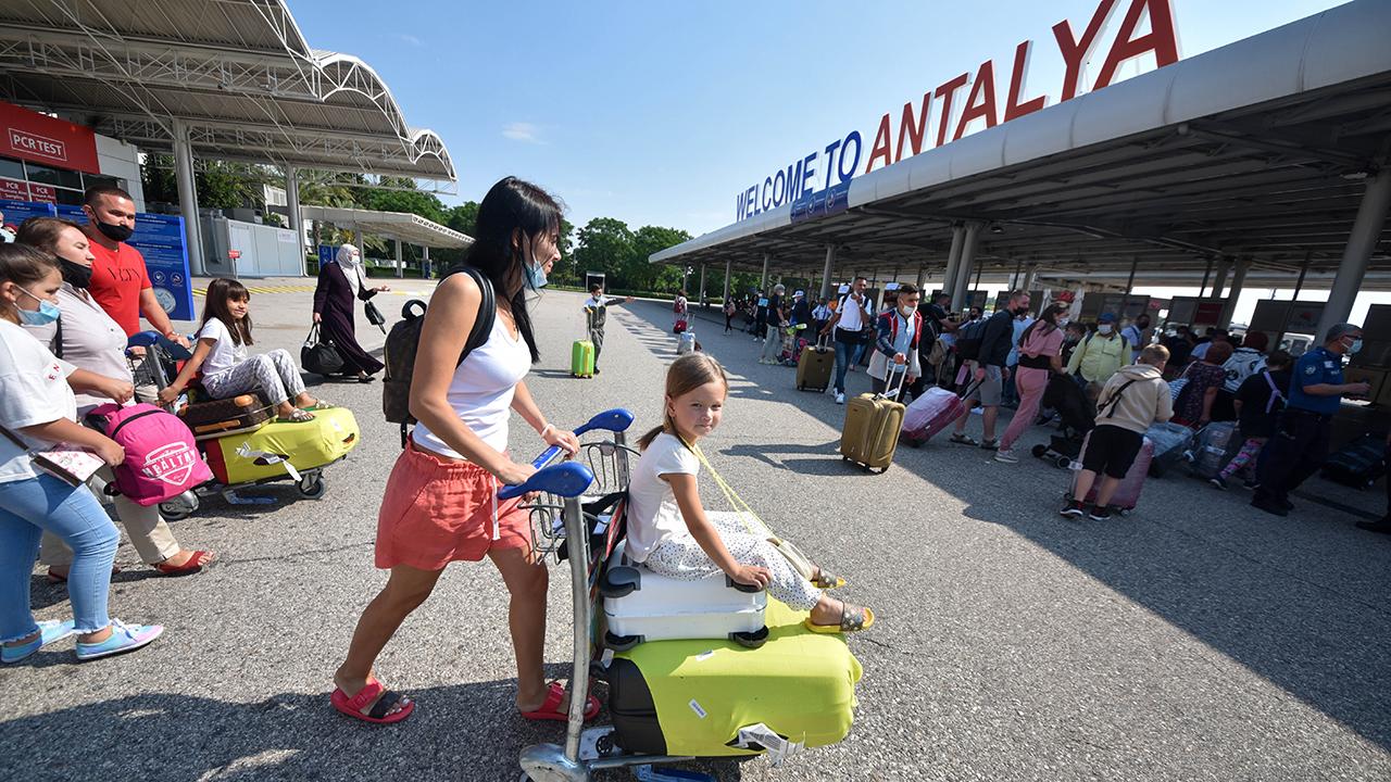 Antalya'ya gelen yabancı turist sayısı 11 milyonu aştı