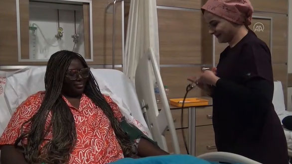 ABD'li hemşire Kars'ta ameliyat oldu. Bakan Koca'dan kutlama geldi