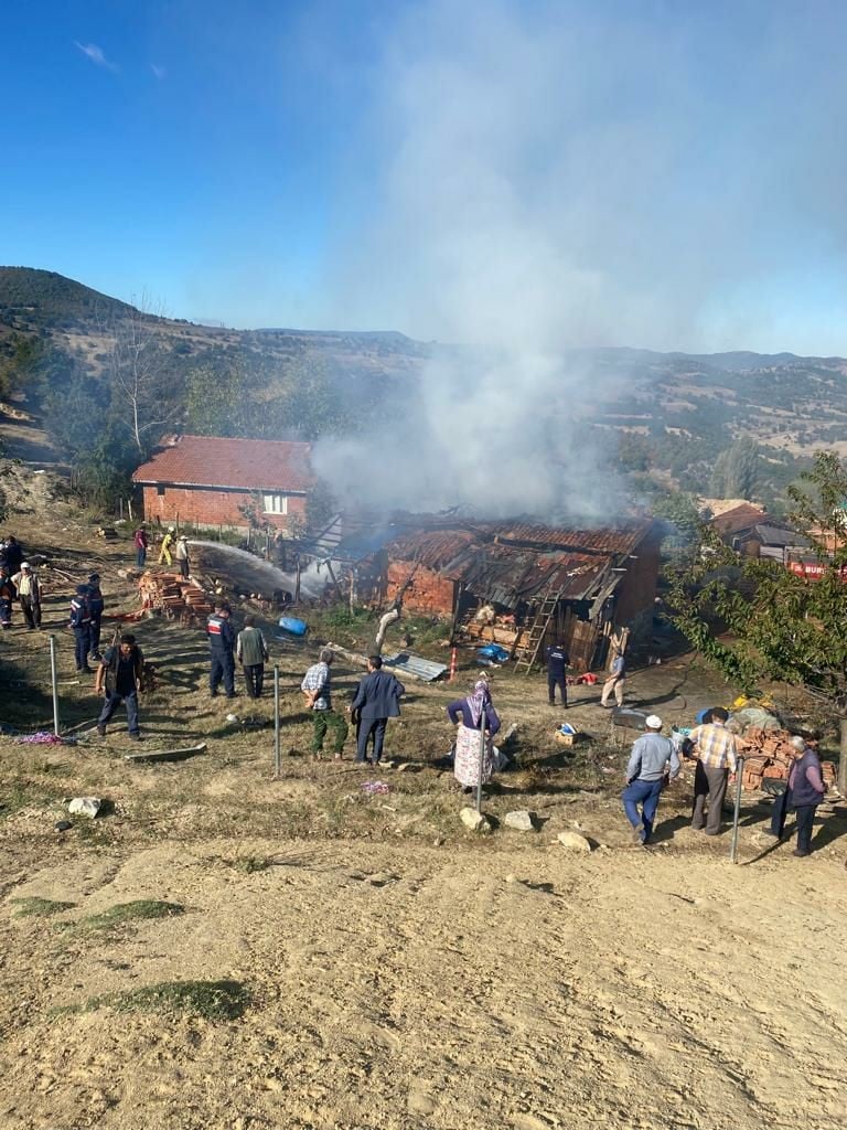 Bursa'da köy evi küle döndü