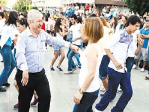 Antalya’dan Taksim’e danslı destek