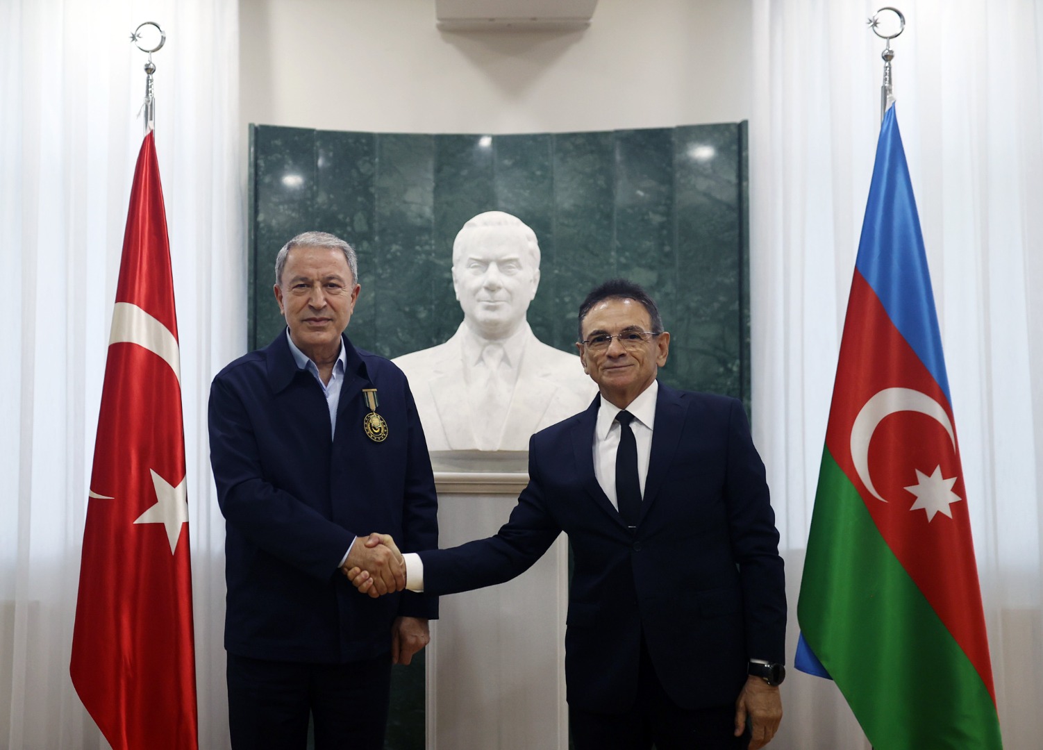  Milli Savunma Bakanı Akar’a Azerbaycan’dan madalya 