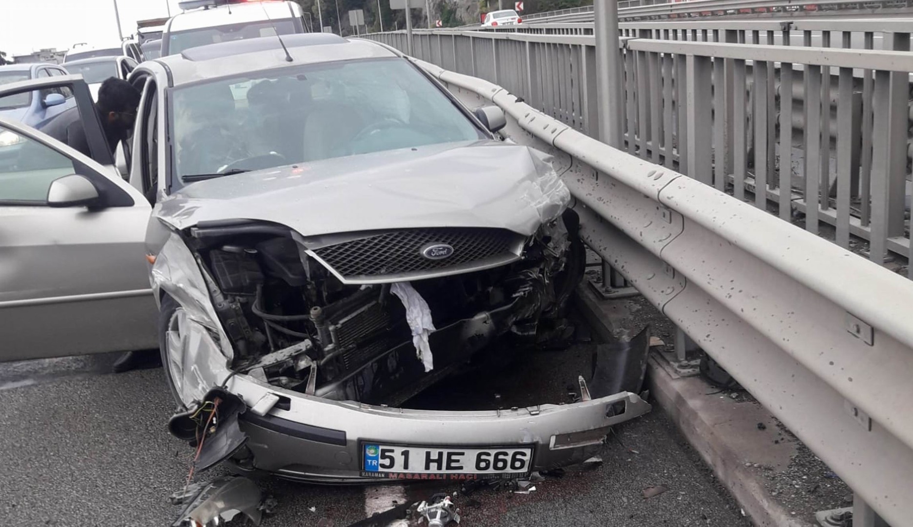 Samsun’da otomobil yoldan çıkarak bariyere çarptı: 2 yaralı