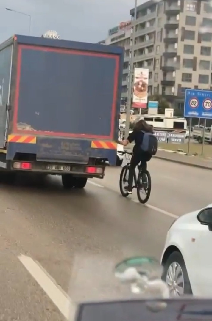 Bisiklet sürücülerinden tehlikeli yolculuk: Canlarını hiçe saydılar!