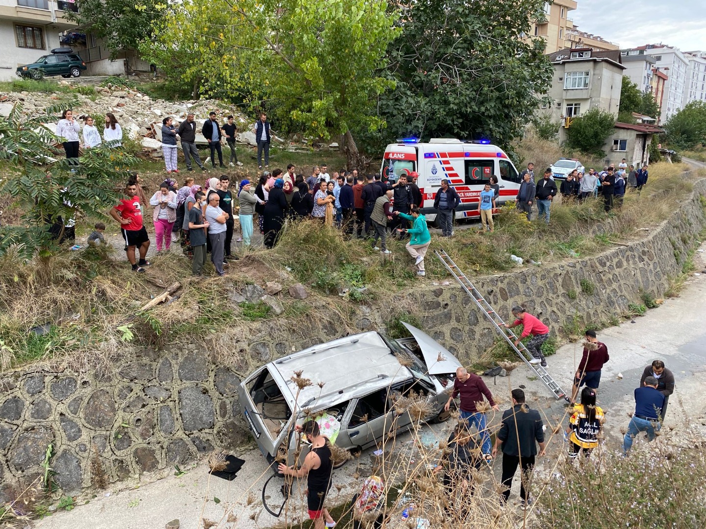 Maltepe’de otomobil dereye uçtu: 4 yaralı