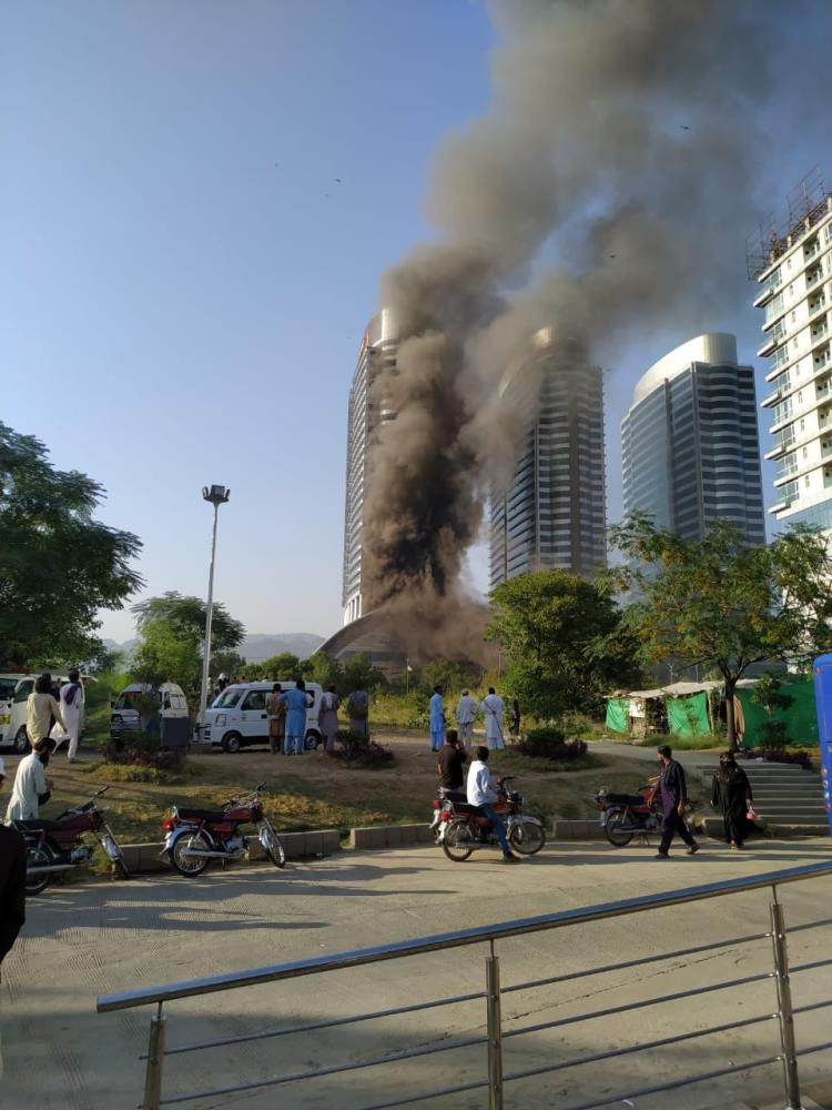 Pakistan'daki bir alışveriş merkezinde yangın çıktı
