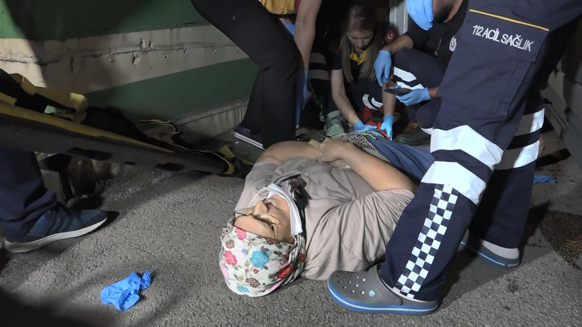 Ambulans yaşlı kadına çarptı, ilk müdahaleyi sağlıkçılar yaptı