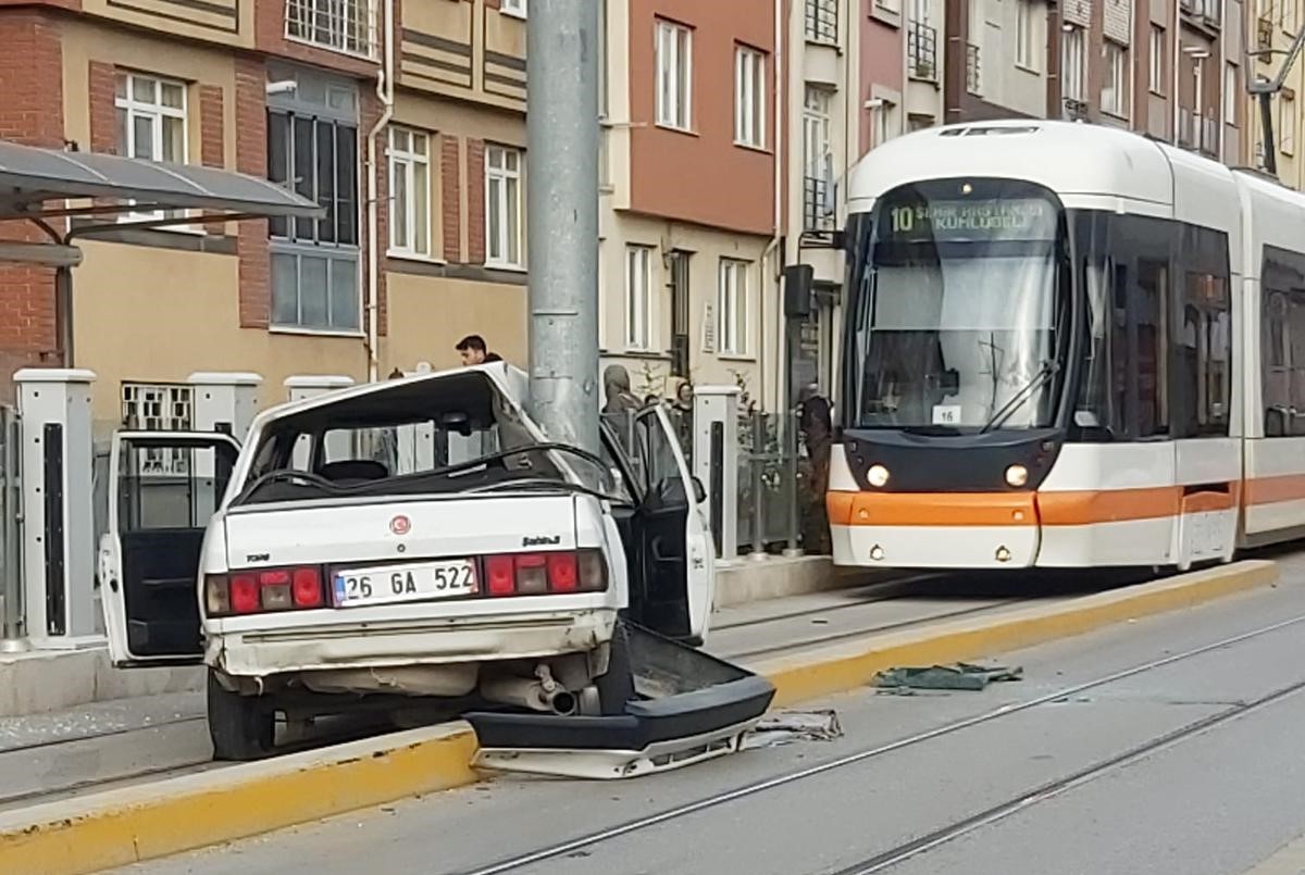 Otomobil, tramvay yolundaki direğe çarptı