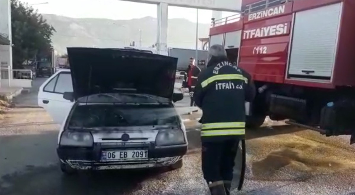 Erzincan’da otomobil alev alev yandı 