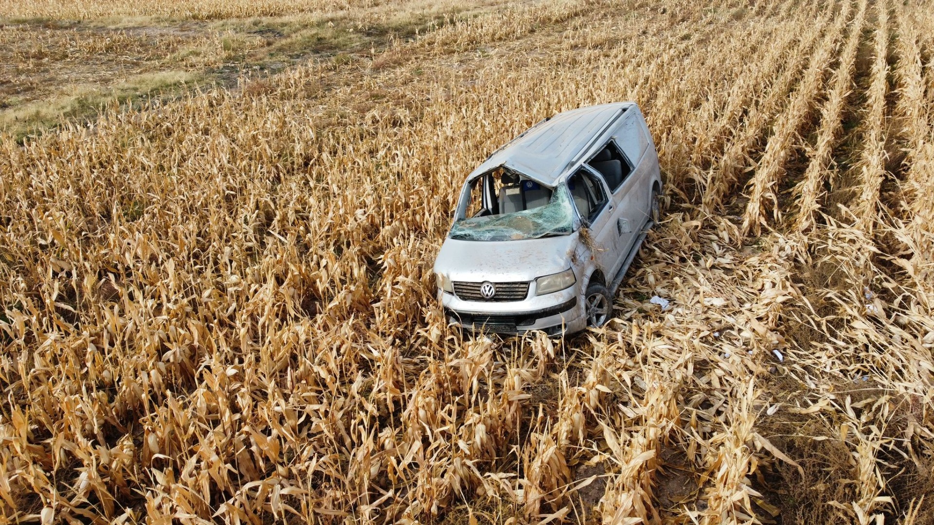 Kontrolünü kaybeden minibüs tarım arazisine girdi