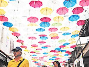 Şemsiyelerden dekor yapılan sokak açıldı