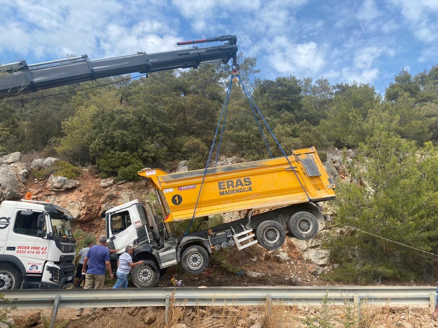 Muğla'da hafriyat kamyonu devrildi
