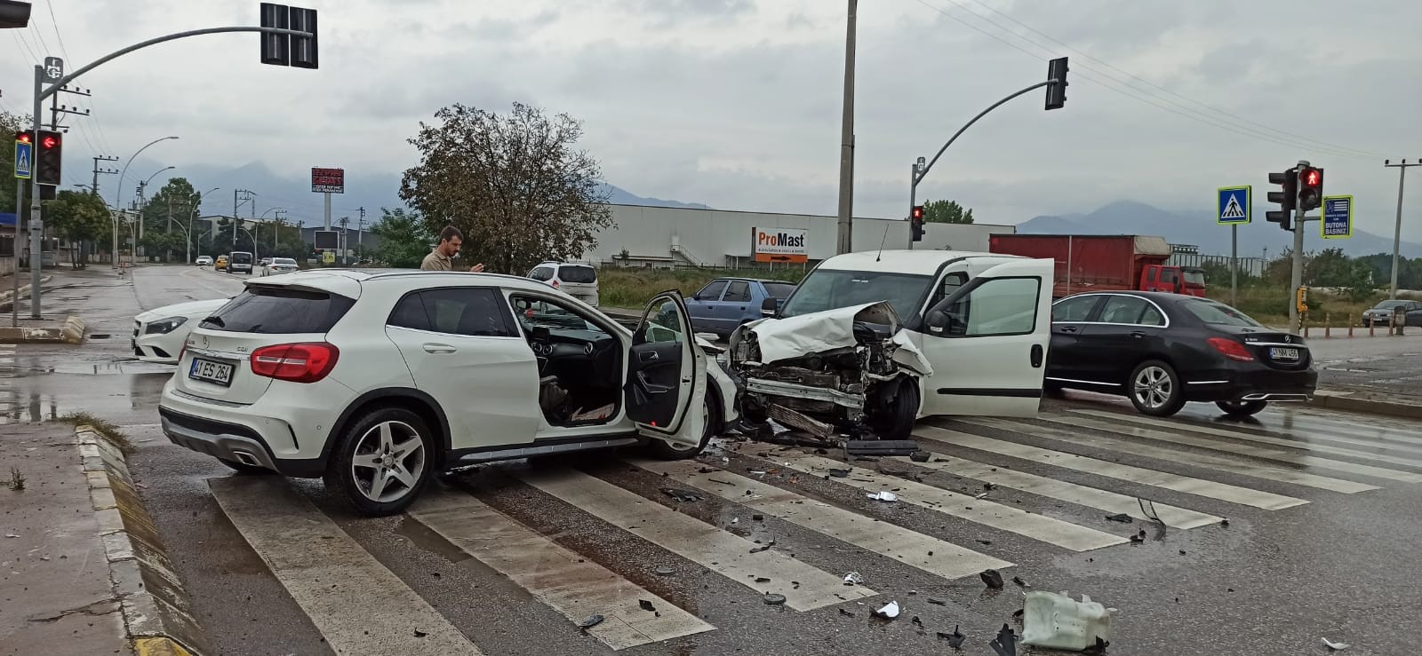Otomobil ve hafif ticari araç kafa kafaya çarpıştı: 2 yaralı