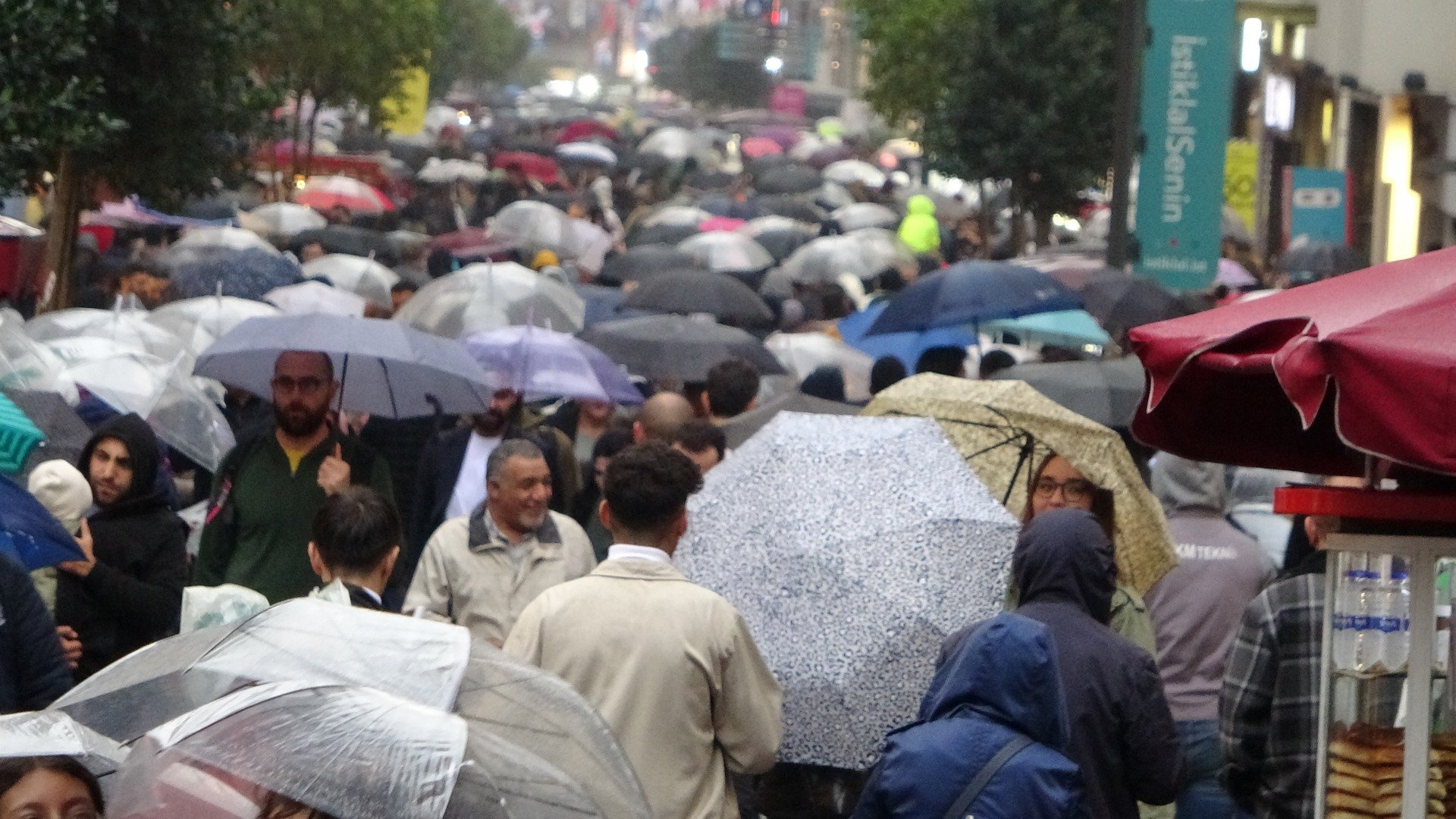 Taksim’de yağmur ve rüzgar vatandaşlara zor anlar yaşattı