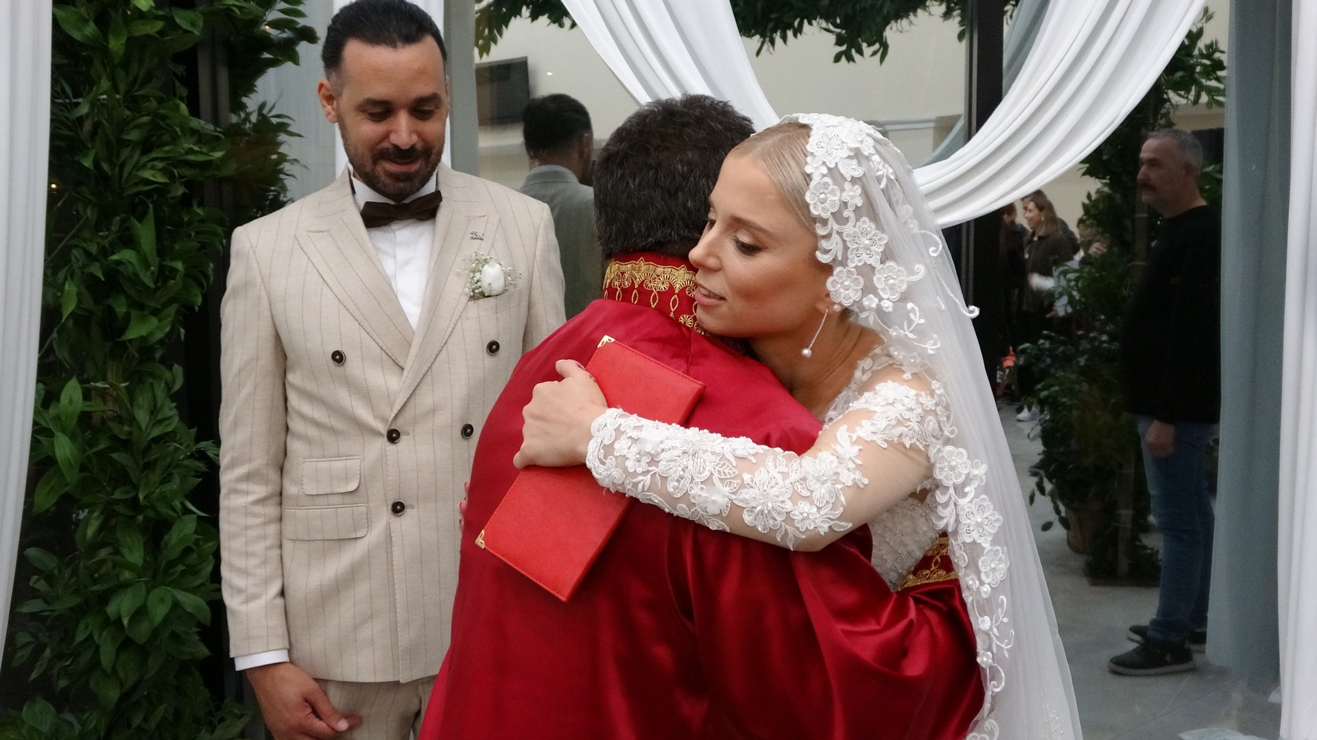 Üç binden fazla nikah kıydı, kendi kızının nikahında duygulandı